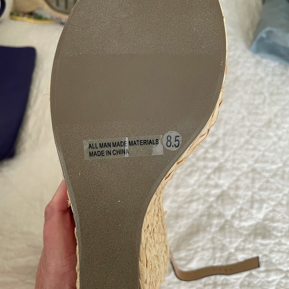 Cute boutique wedge sandals. NWT - Picture 3 of 3